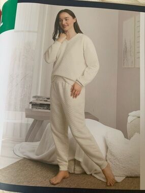 New Woman’s Lands' End Quilted Cream V-Neck Lounge Set. Size XL